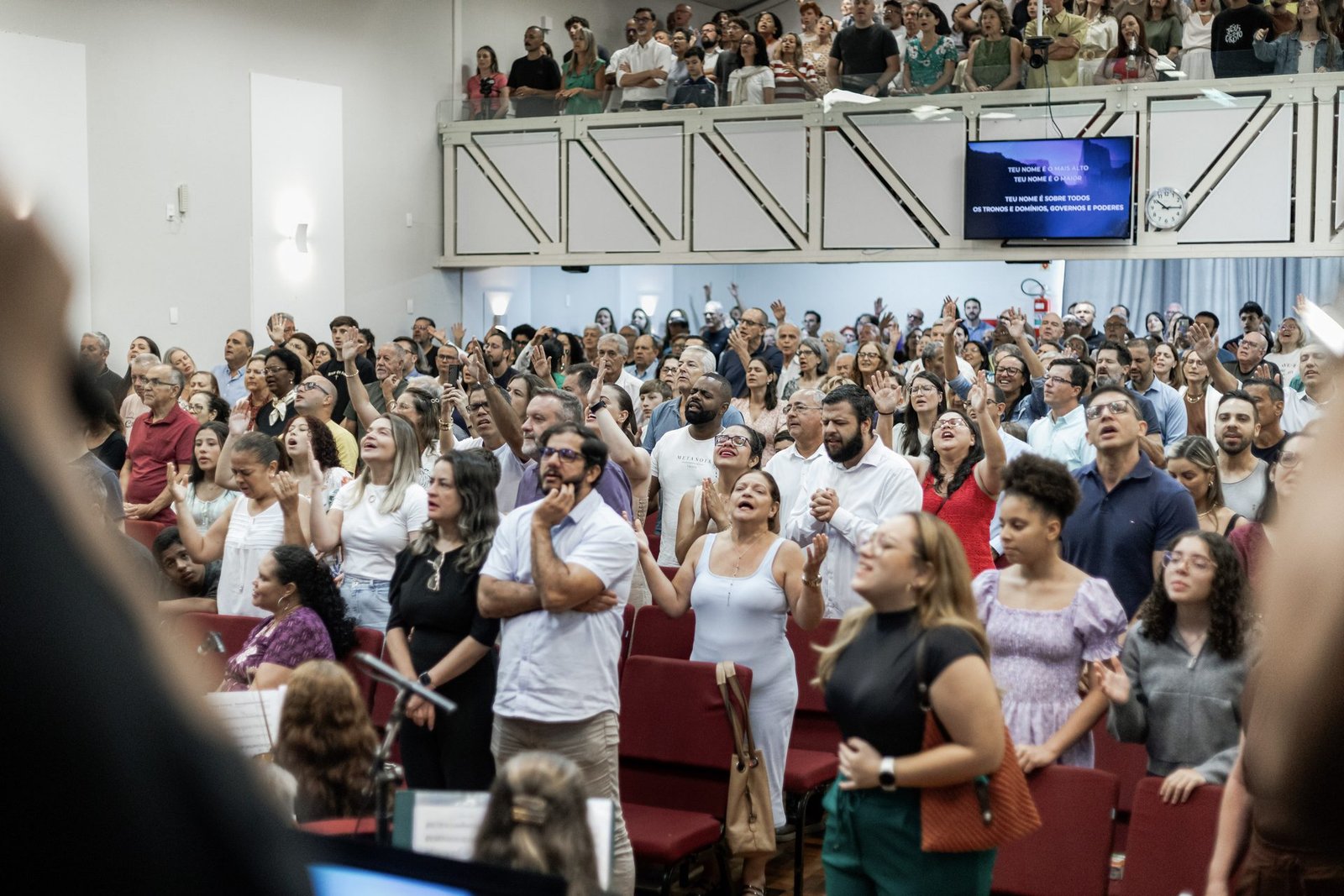 Comunidade da PIB Floripa reunida em adoração